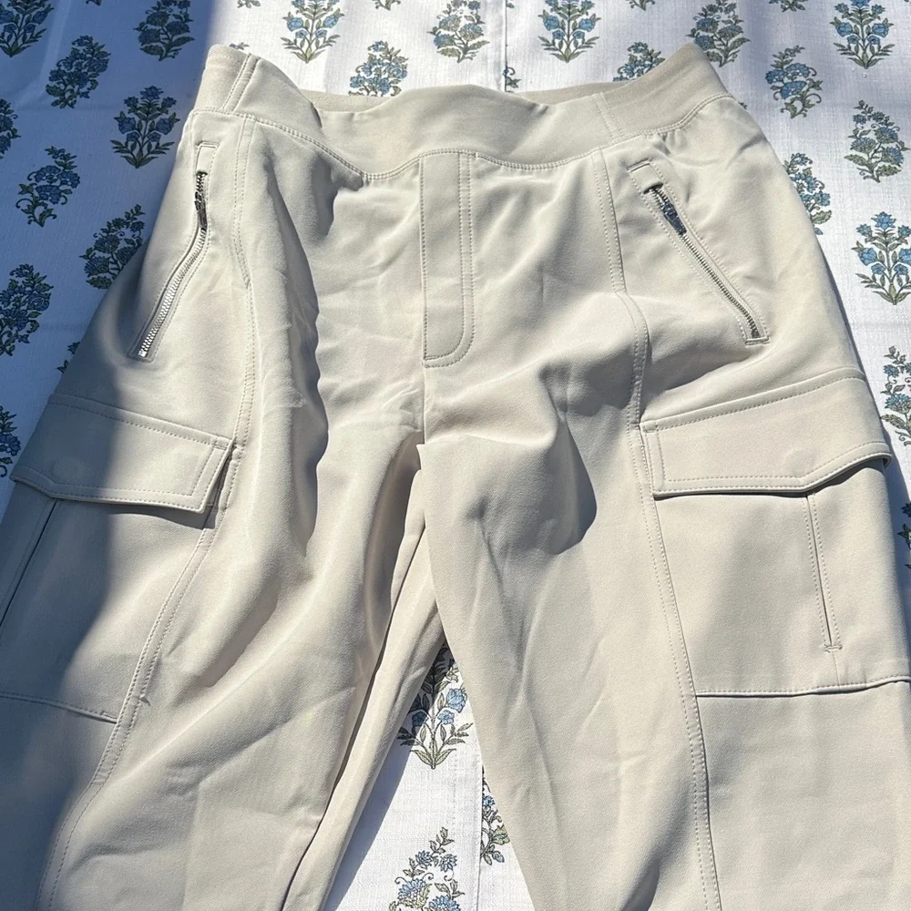 Athleta sz 8 Beige Cargo Pants with Pockets - Picture 4 of 4